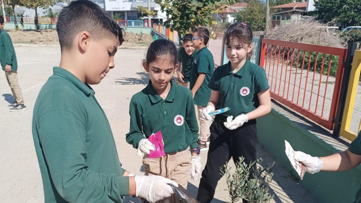 Dünya Temizlik Günü Etkinlikleri kapsamında okul bahçemizi temizledik.