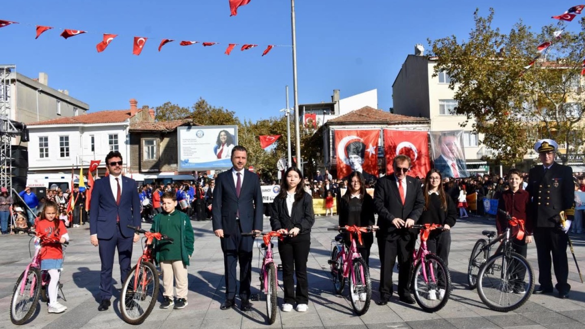 İlçemizde düzenlenen 29 Ekim Cumhuriyet Bayramı konulu resim yarışmasından okulumuz öğrencisi Rüzgar Aziz BATAN 1. olmuştur. Kendisini tebrik ederiz.